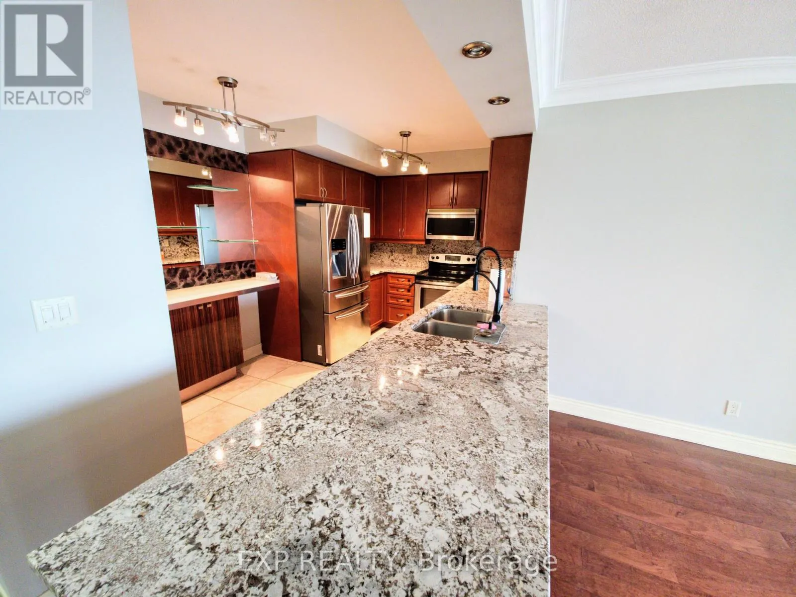 1007 - 88 PROMENADE CIRCLE