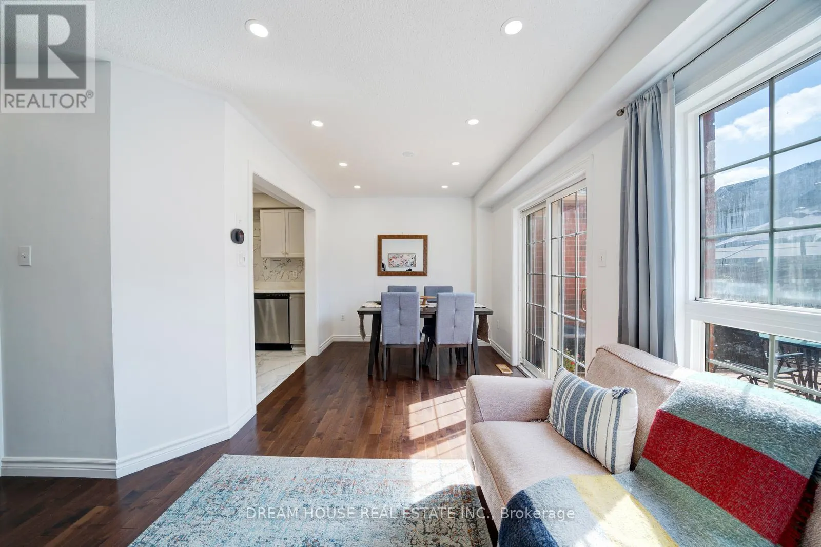 417 KING STREET E