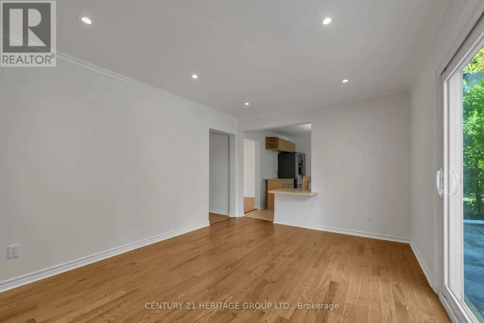 MAIN & UPPER - 24 SPRINGHEAD GARDENS
