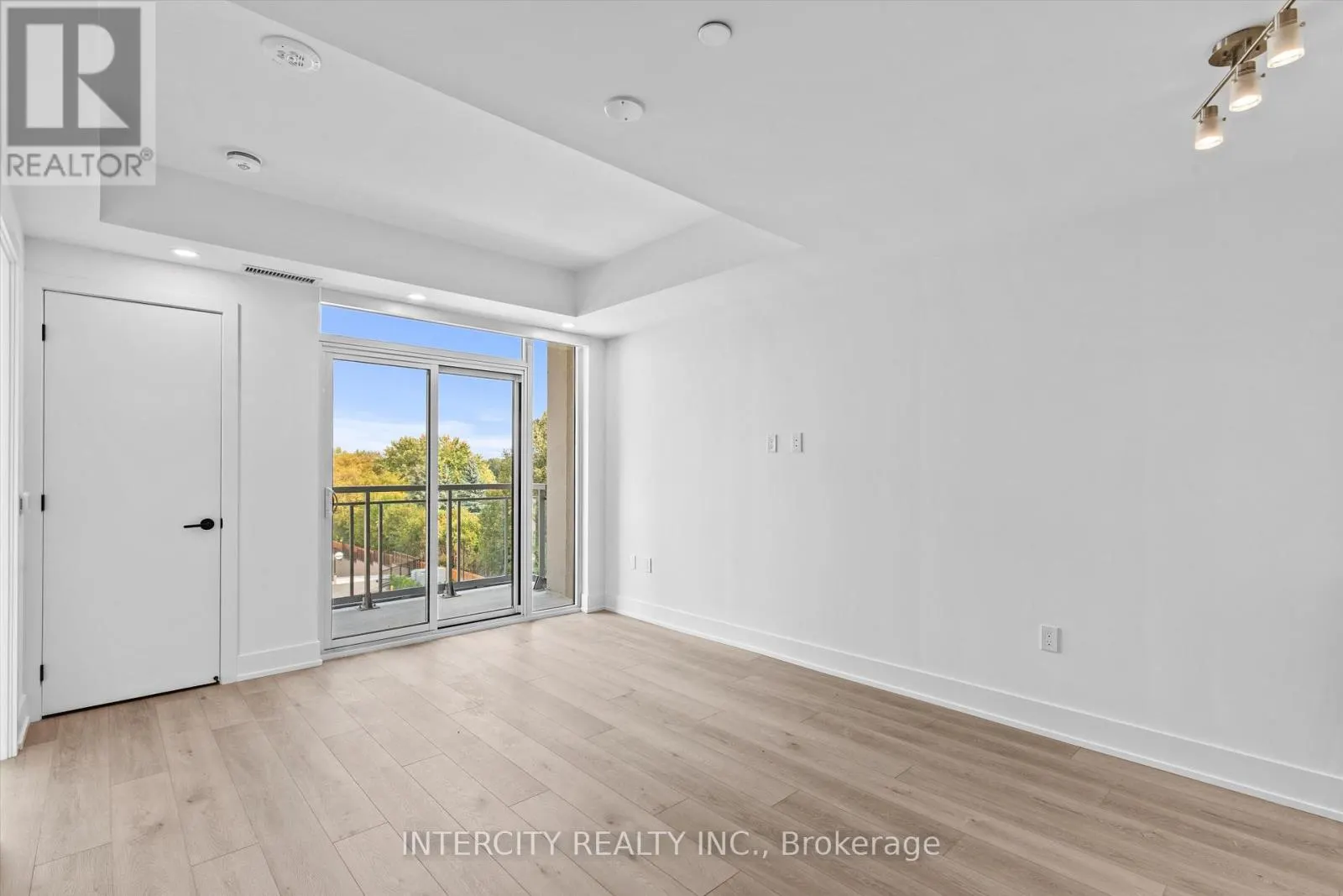 415 - 2075 KING ROAD