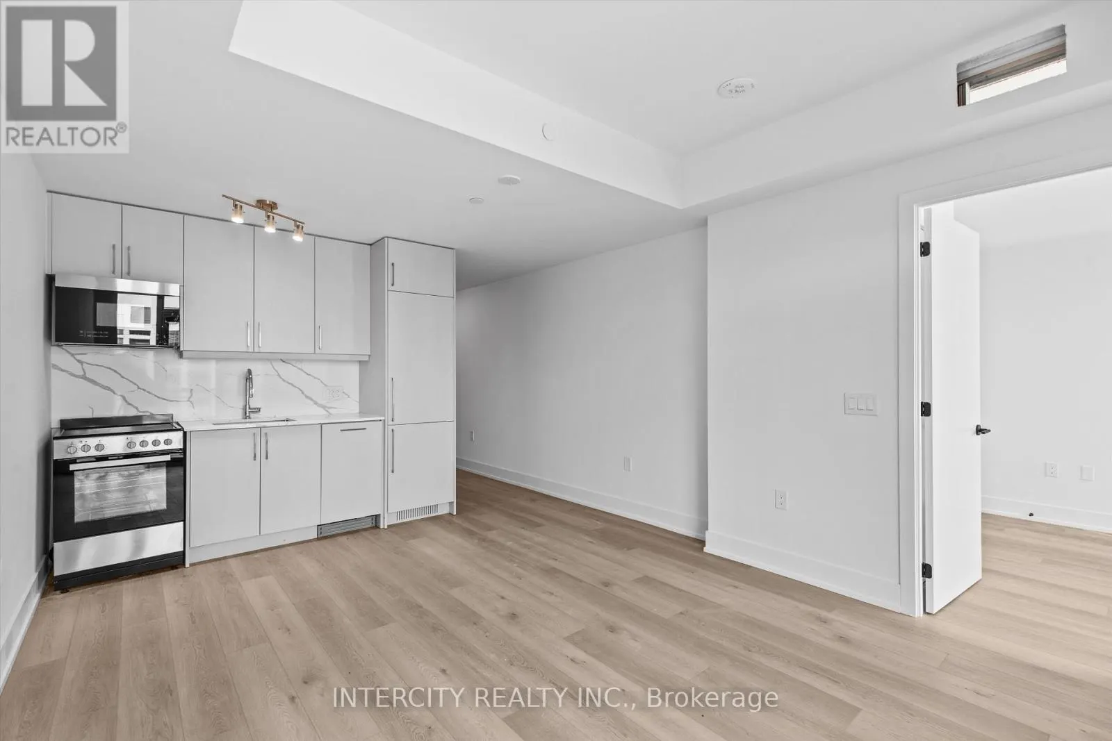 415 - 2075 KING ROAD