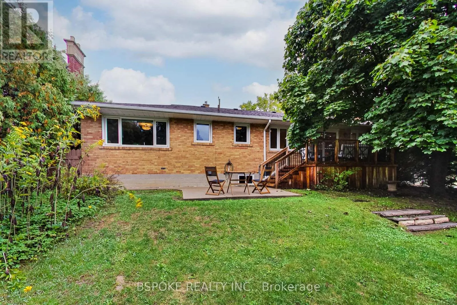 12 VISTAVIEW BOULEVARD