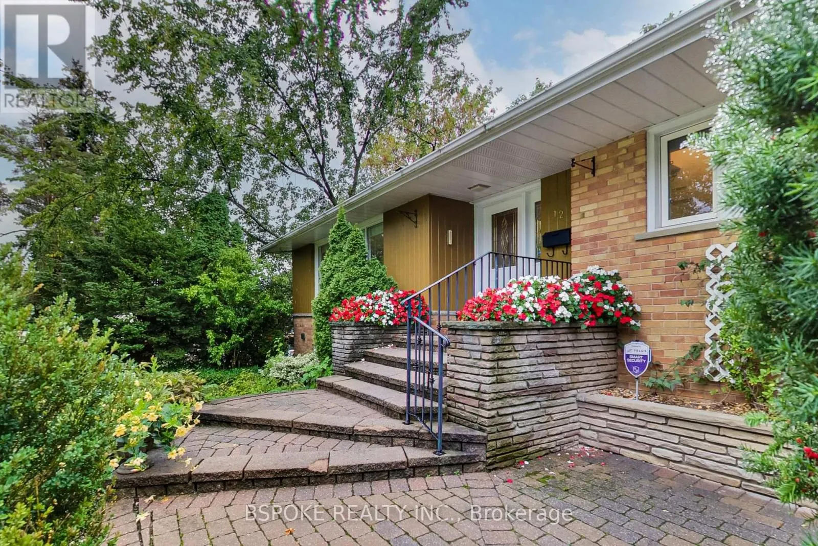 12 VISTAVIEW BOULEVARD