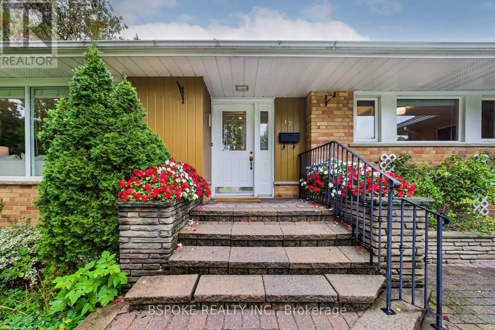 12 VISTAVIEW BOULEVARD
