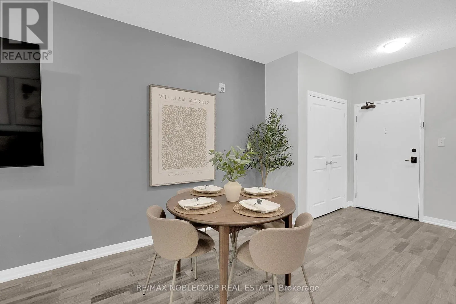 206 - 157 WELLINGTON STREET E