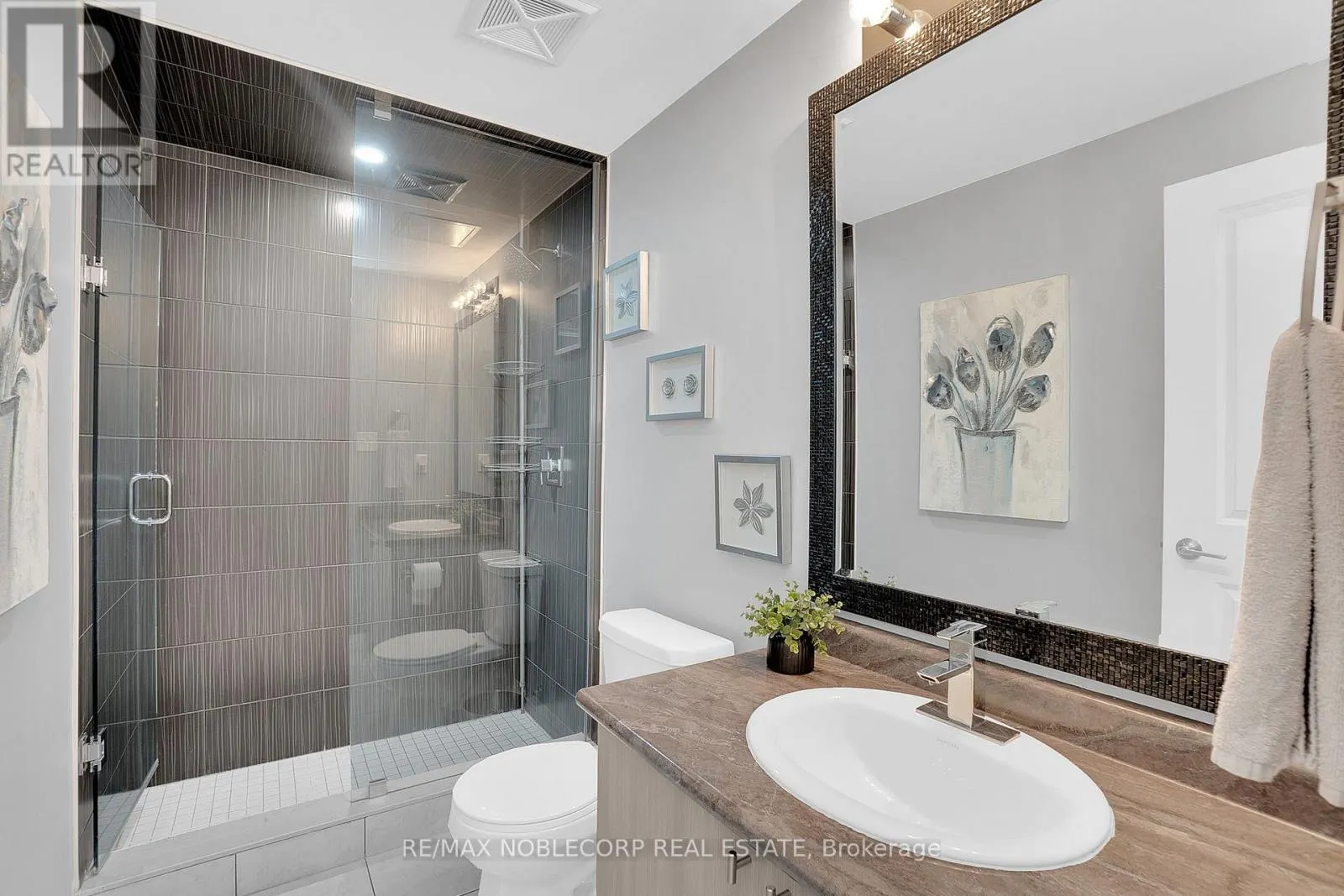 206 - 157 WELLINGTON STREET E