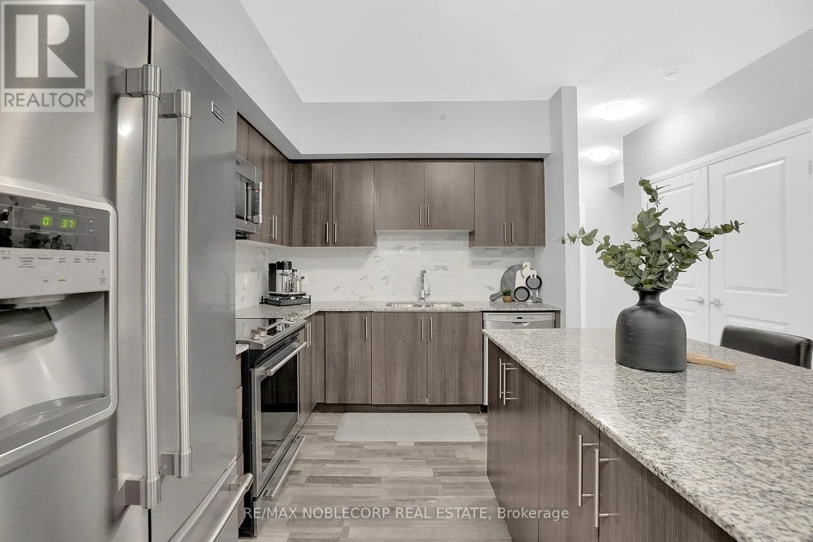 206 - 157 WELLINGTON STREET E