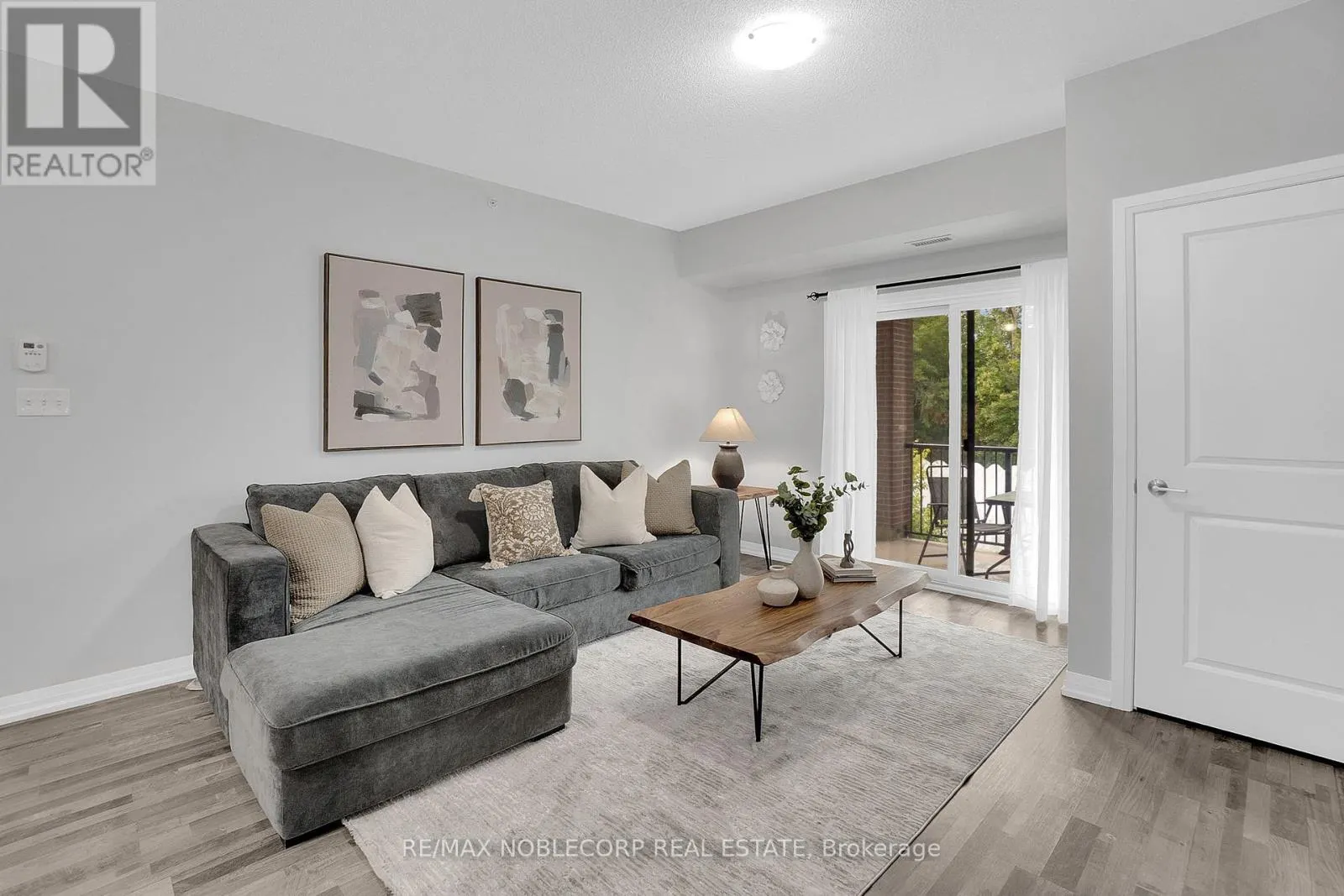 206 - 157 WELLINGTON STREET E