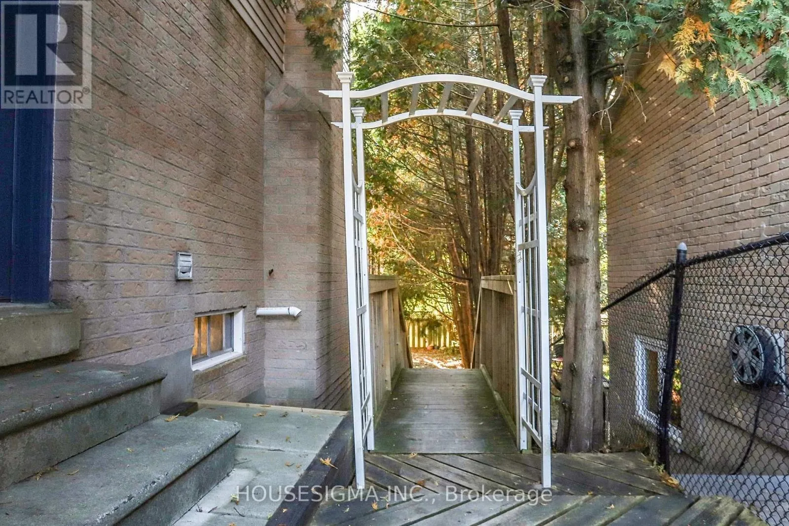 41 UNDERHILL CRESCENT