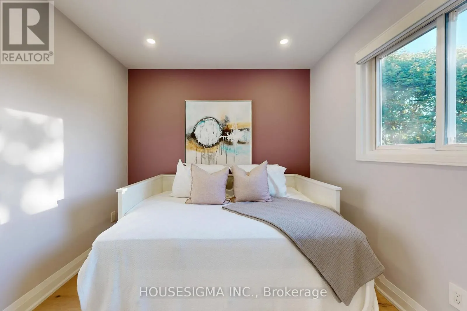 41 UNDERHILL CRESCENT