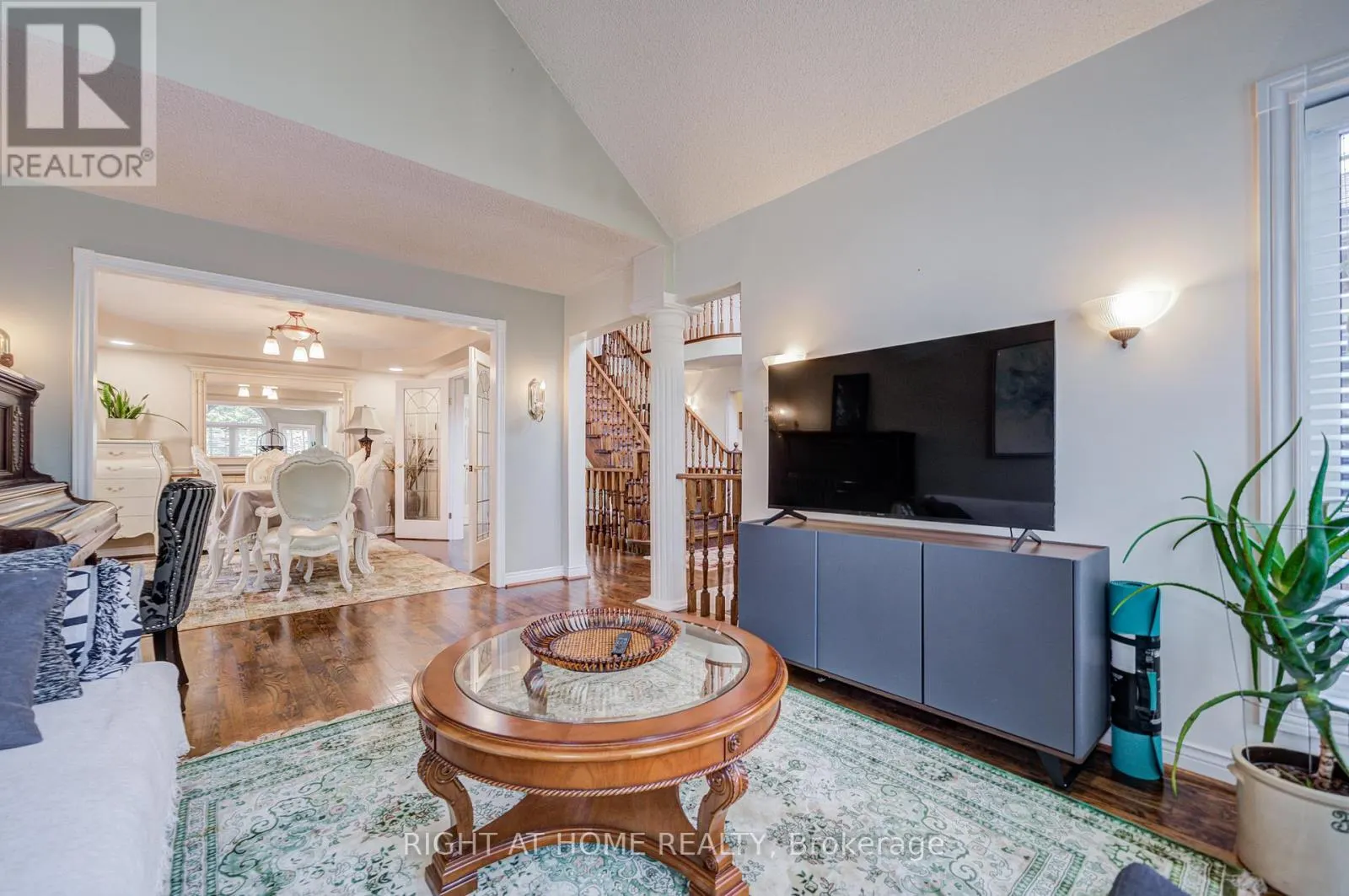 128 CARLYLE CRESCENT