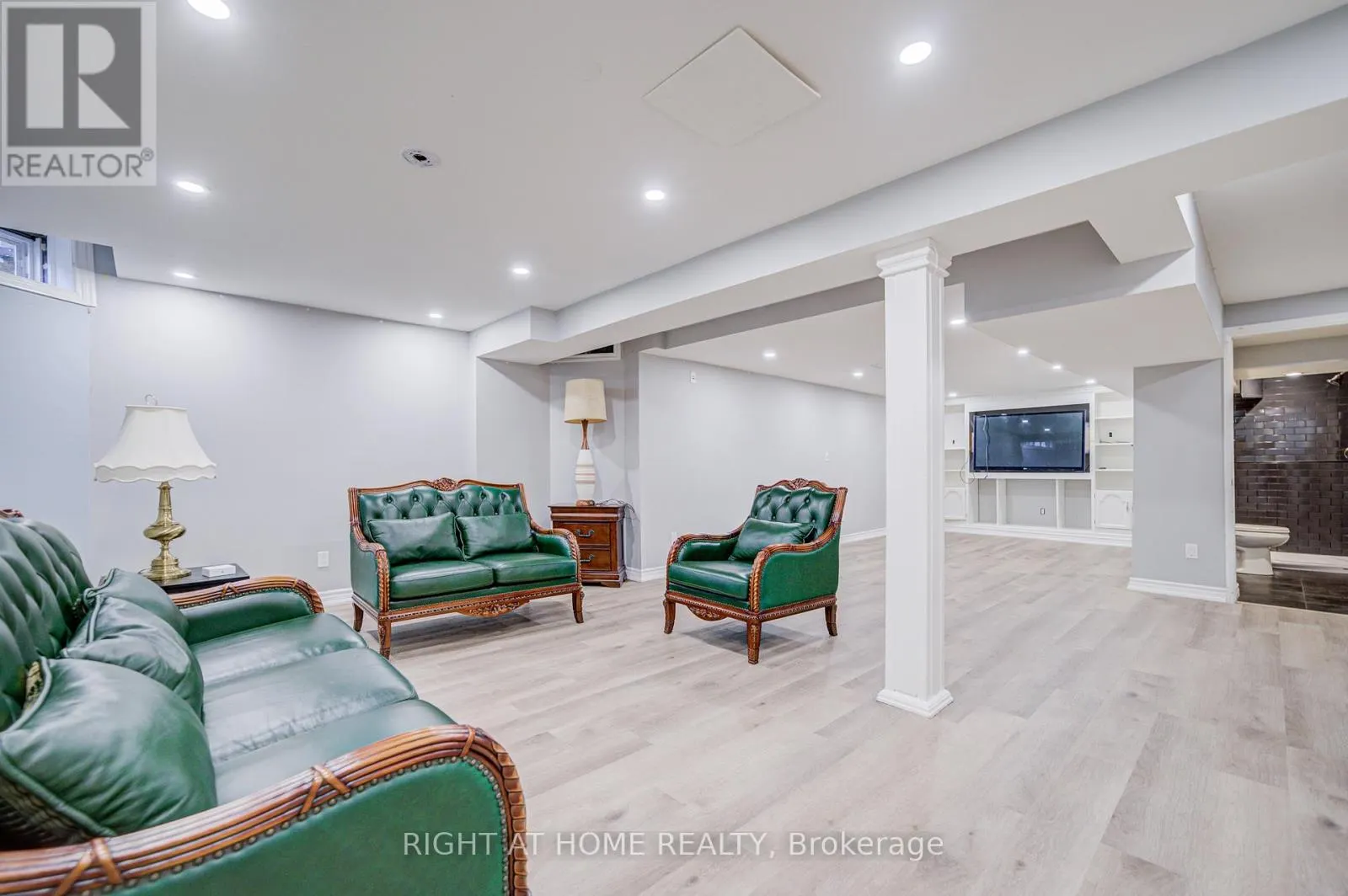 128 CARLYLE CRESCENT