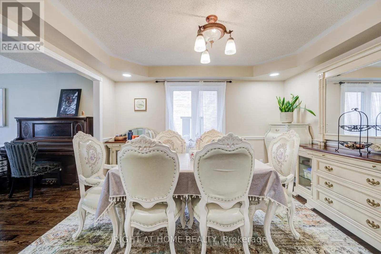 128 CARLYLE CRESCENT
