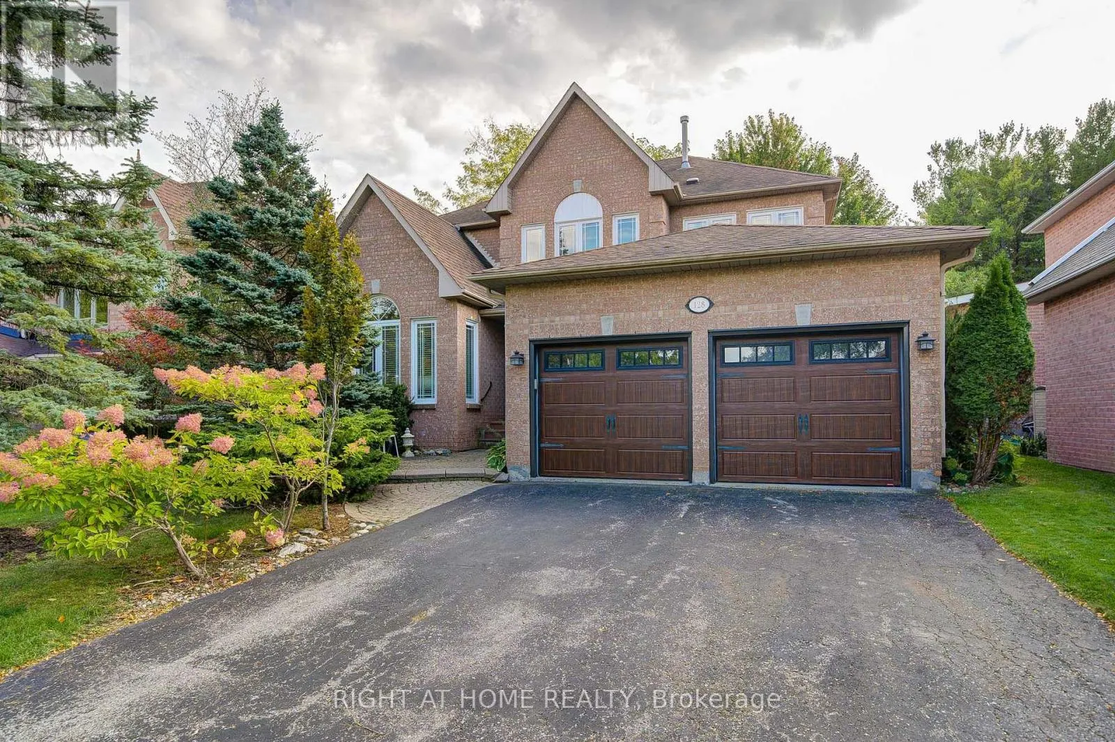 128 CARLYLE CRESCENT