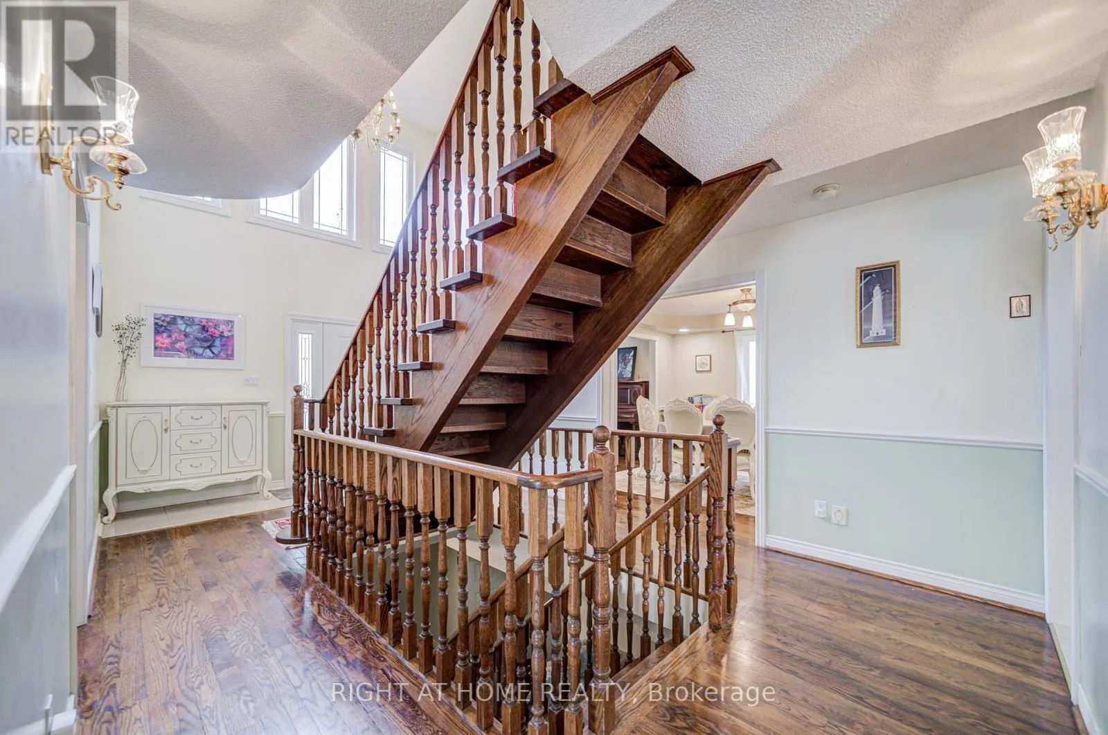 128 CARLYLE CRESCENT