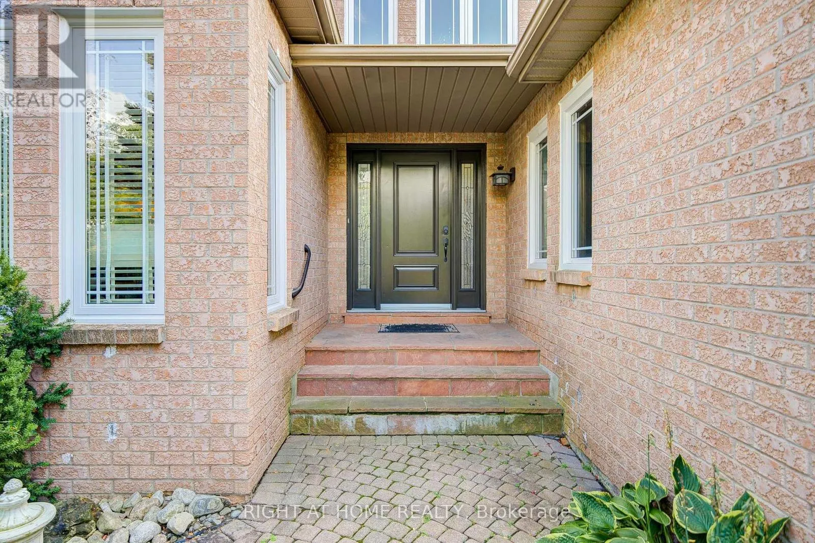 128 CARLYLE CRESCENT