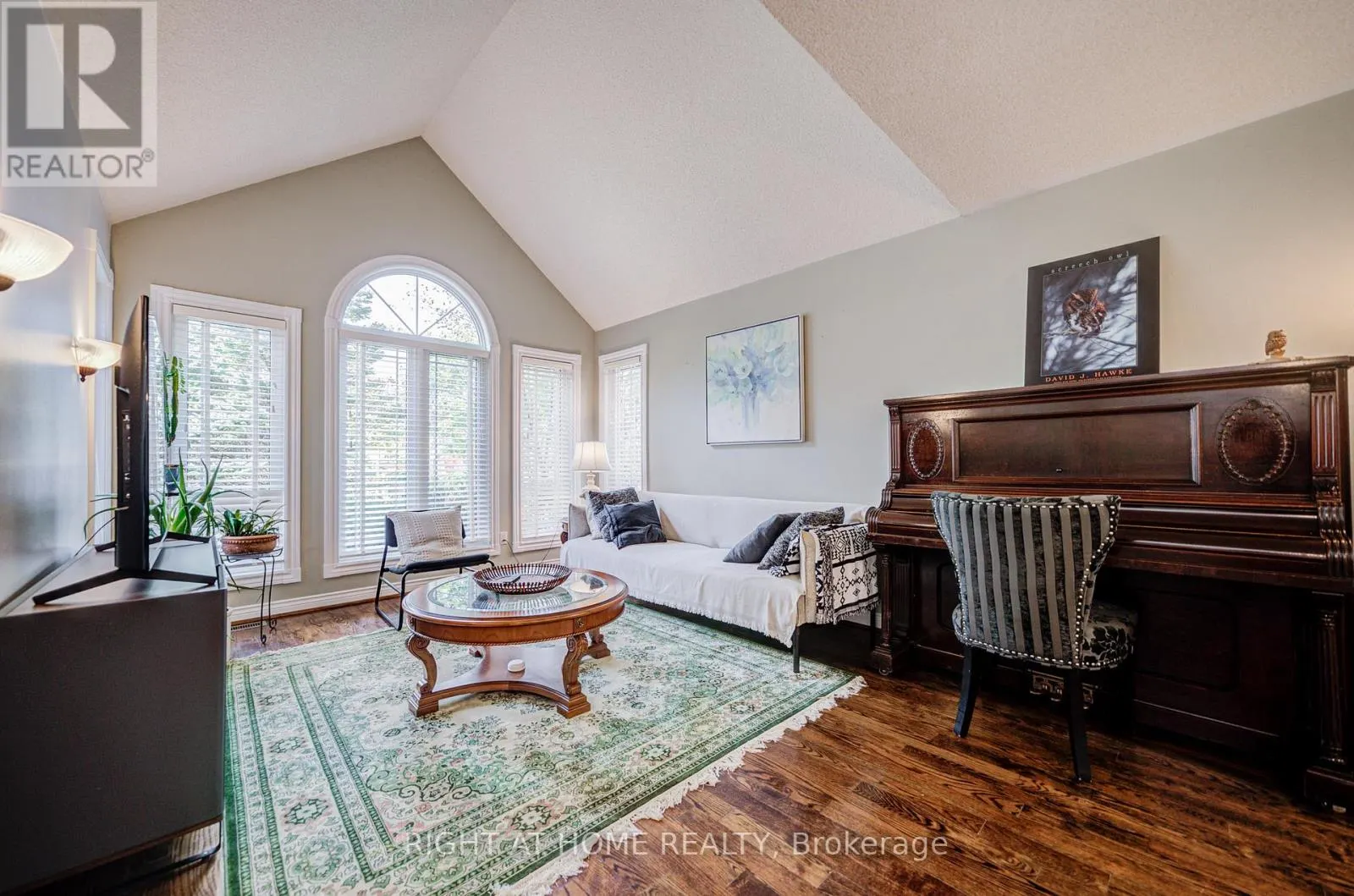 128 CARLYLE CRESCENT