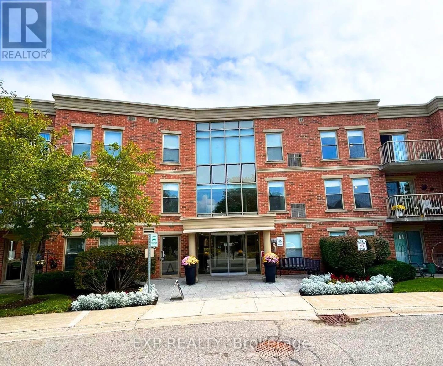 208 - 22 JAMES HILL COURT