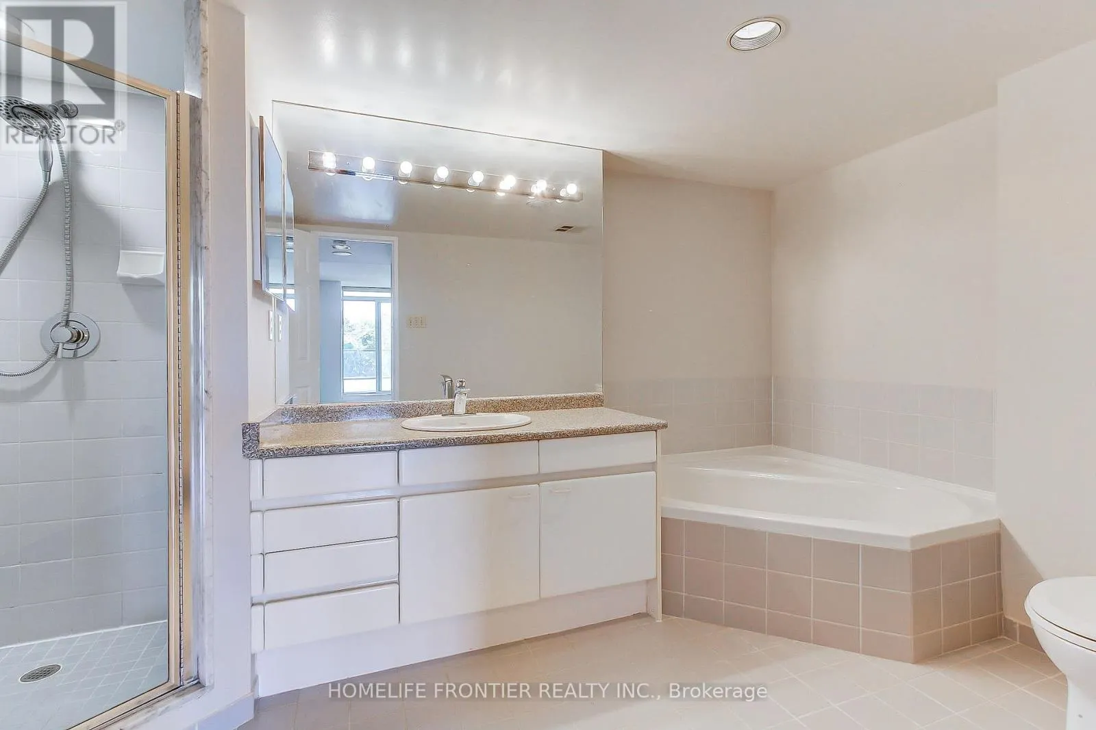 411 - 7300 YONGE STREET