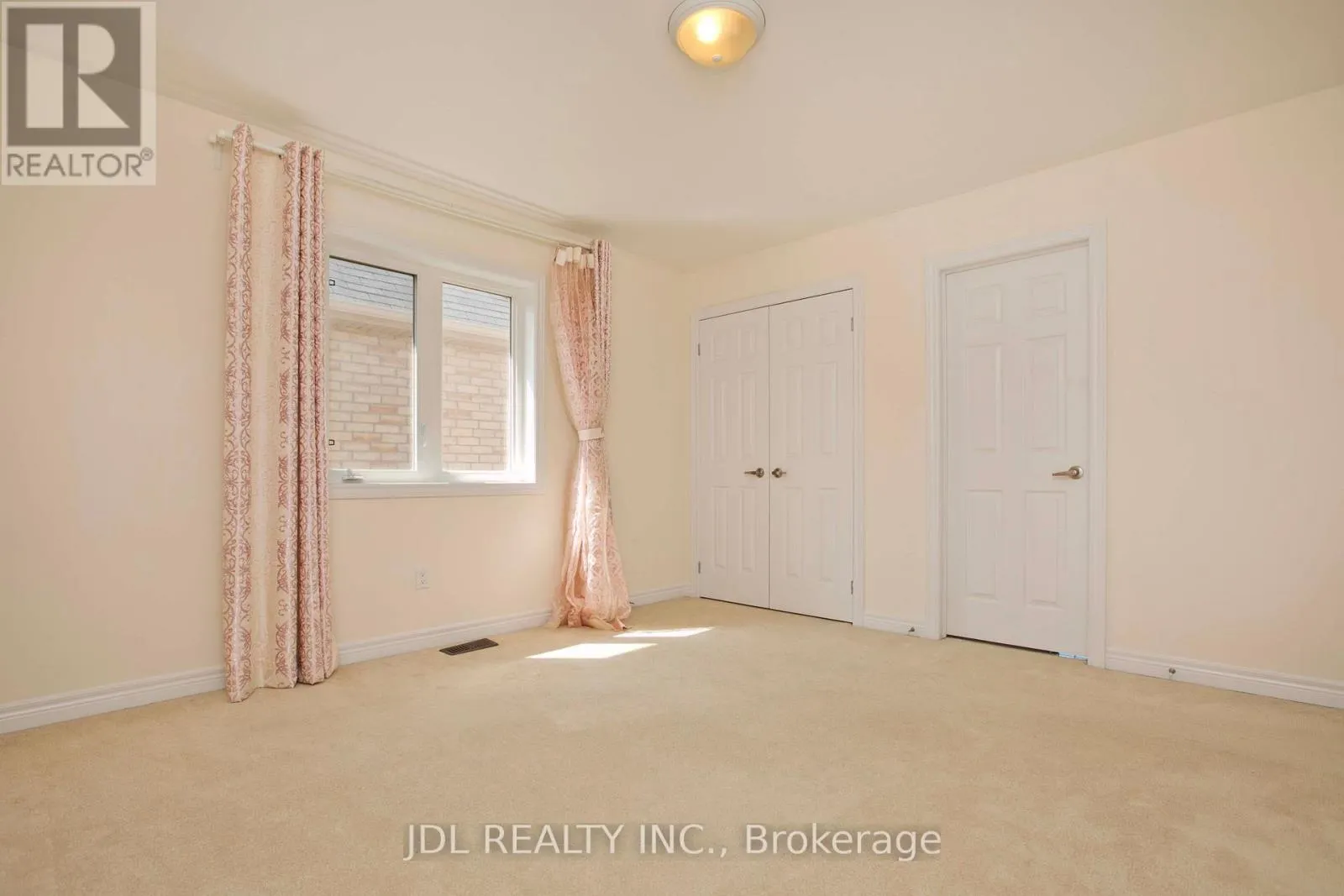 21 WOZNIAK CRESCENT