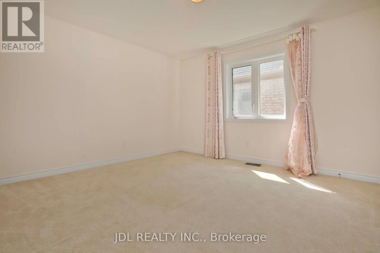 21 WOZNIAK CRESCENT