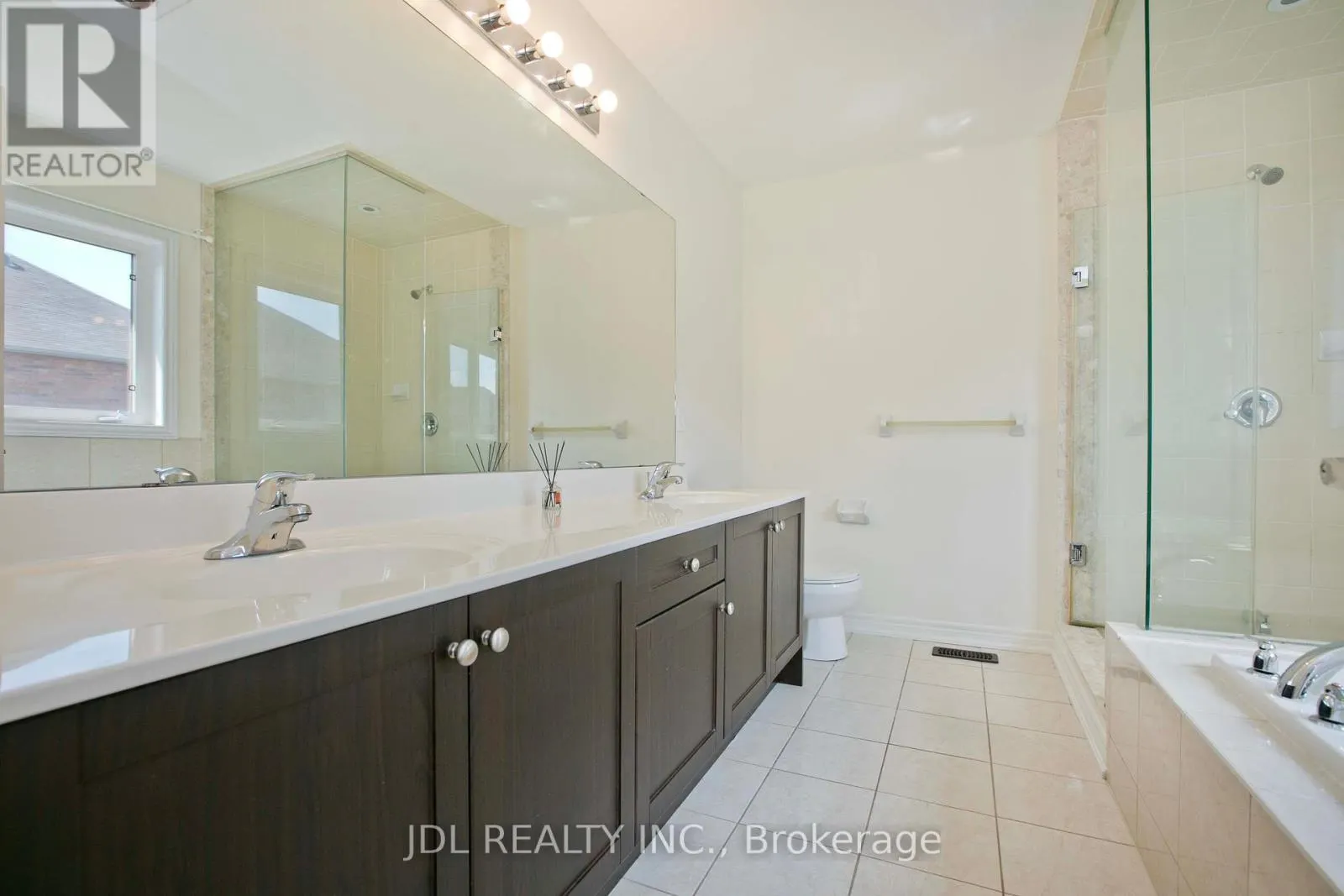21 WOZNIAK CRESCENT