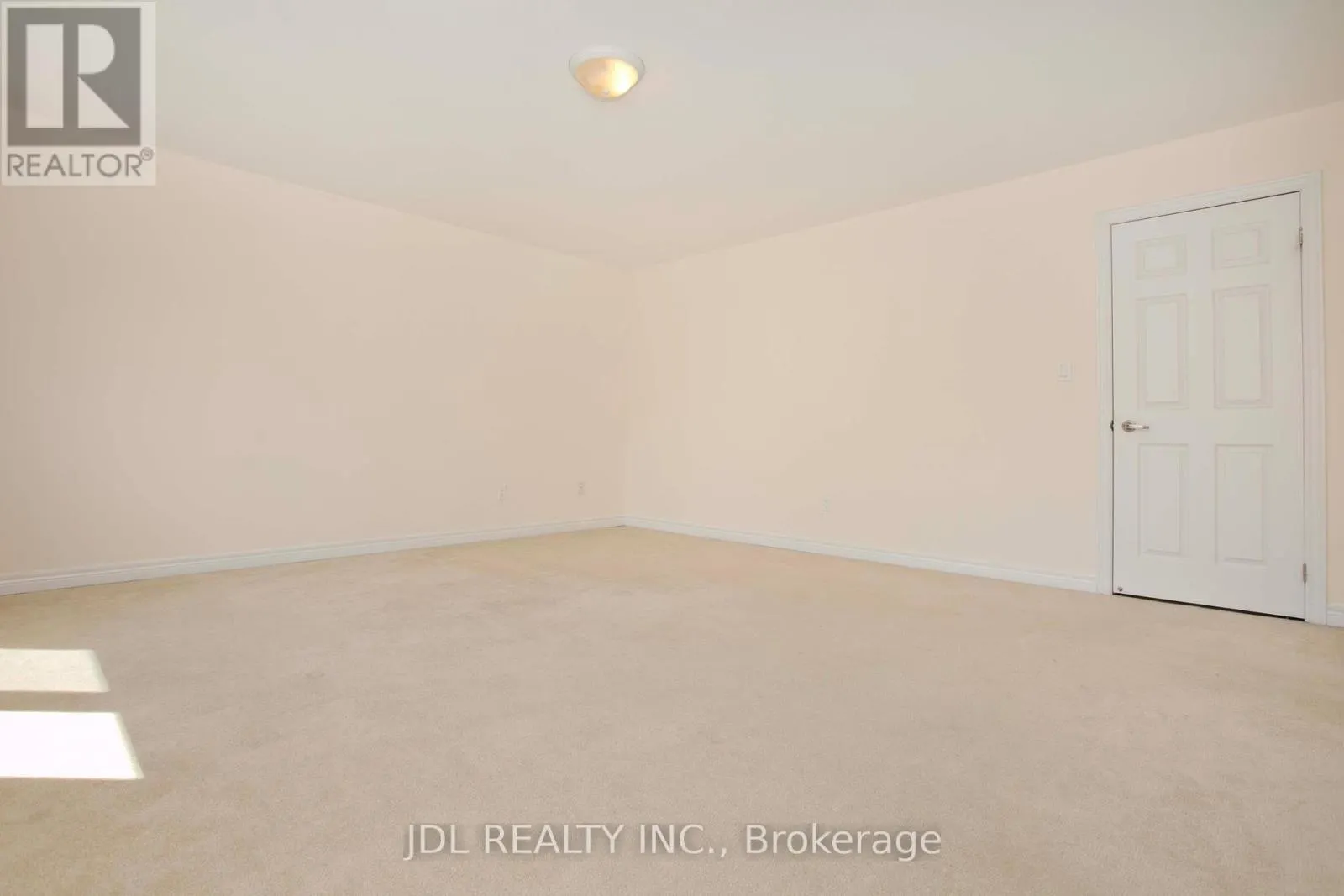 21 WOZNIAK CRESCENT
