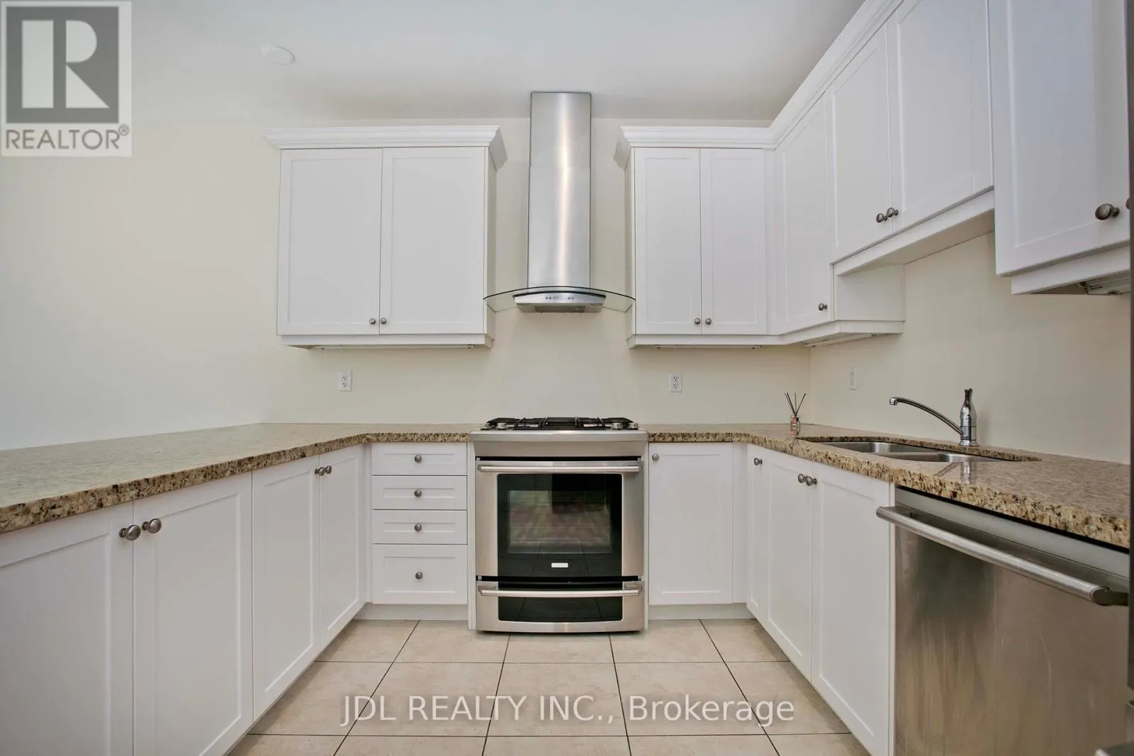 21 WOZNIAK CRESCENT
