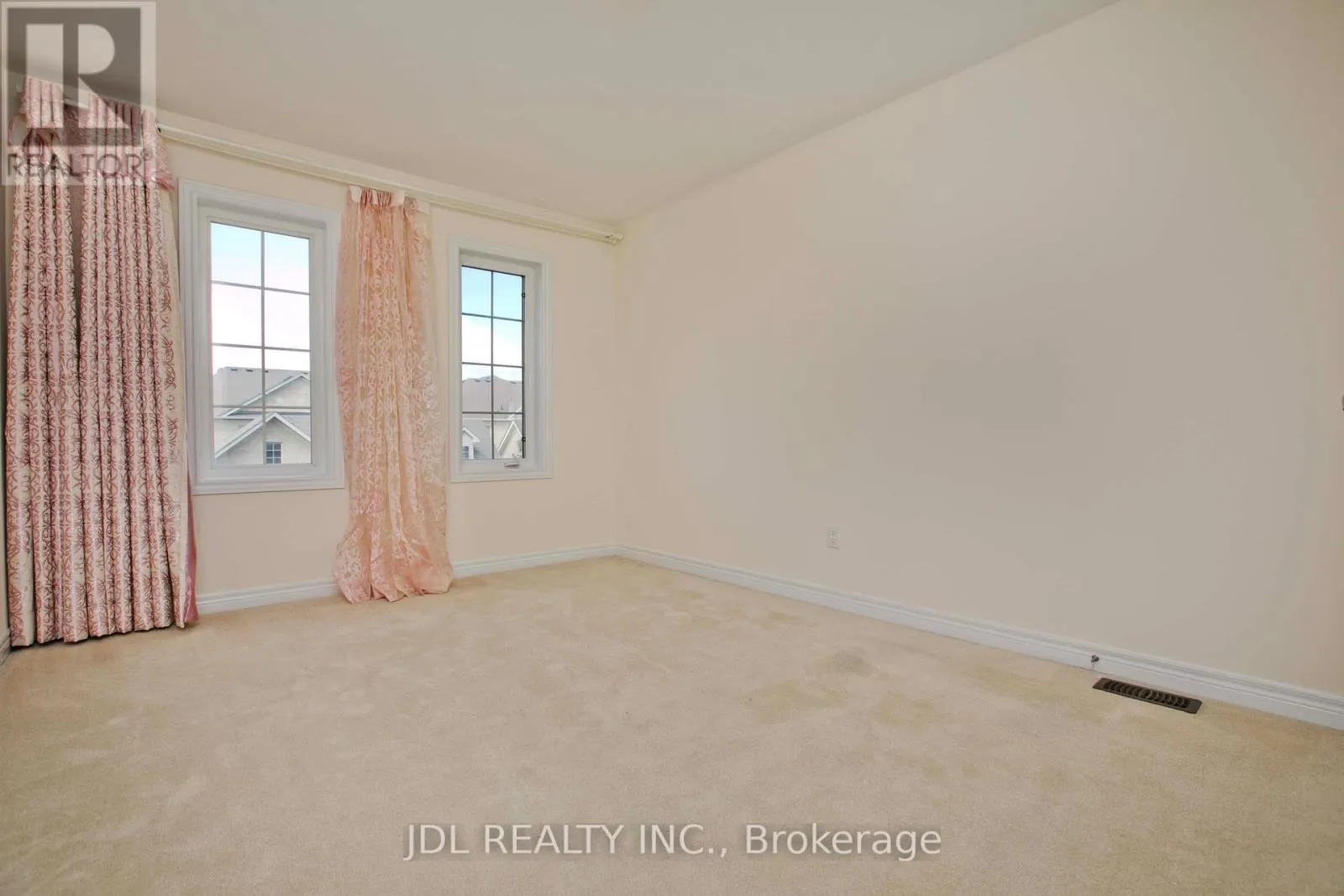 21 WOZNIAK CRESCENT