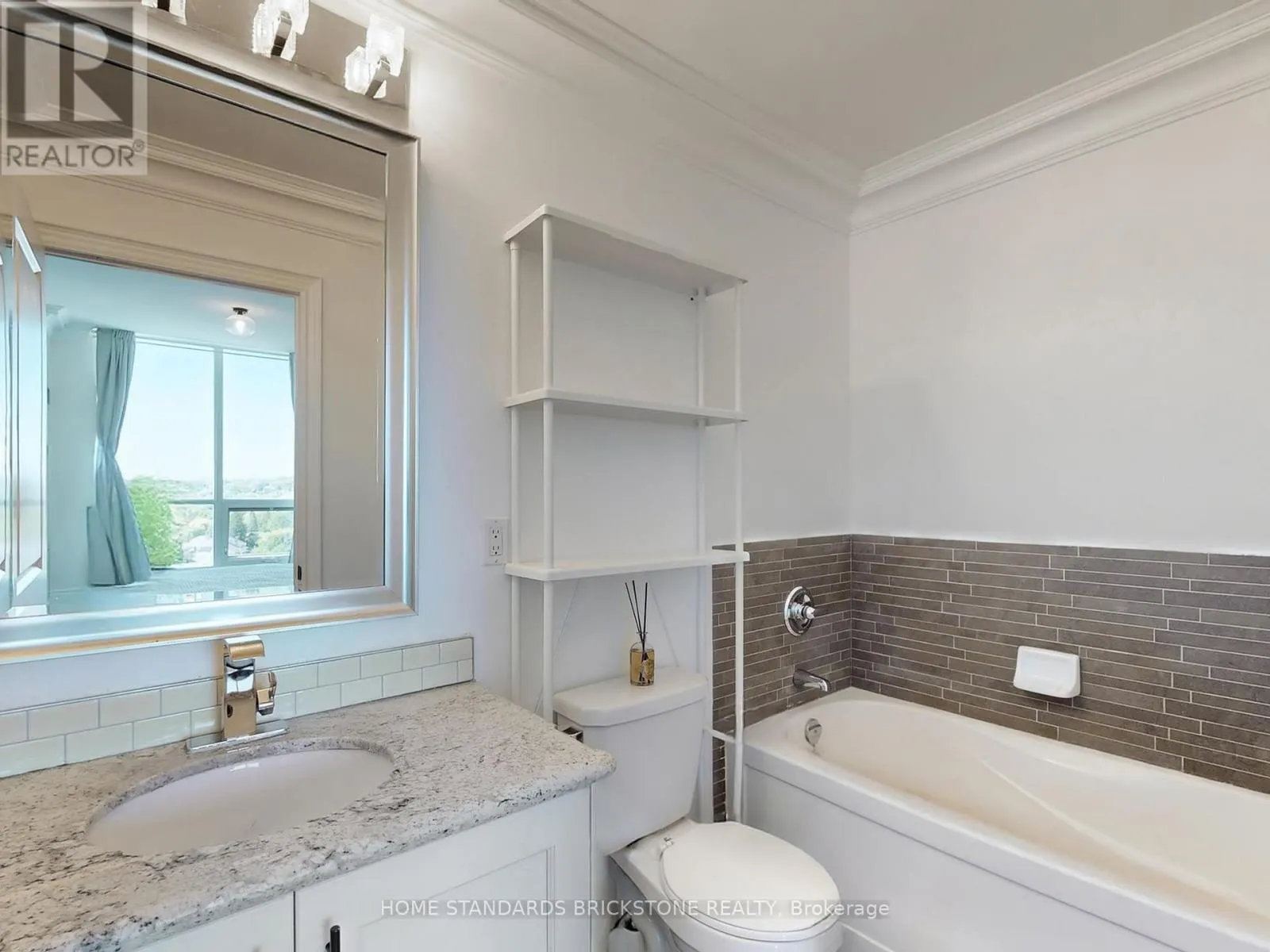 PH211 - 18 HARDING BOULEVARD