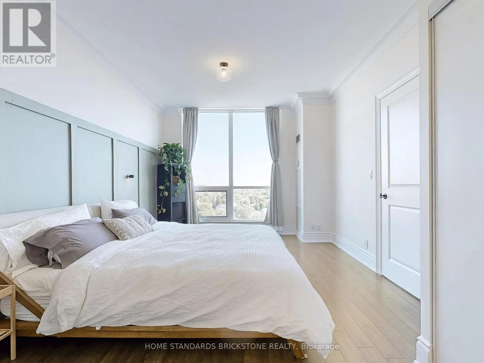 PH211 - 18 HARDING BOULEVARD