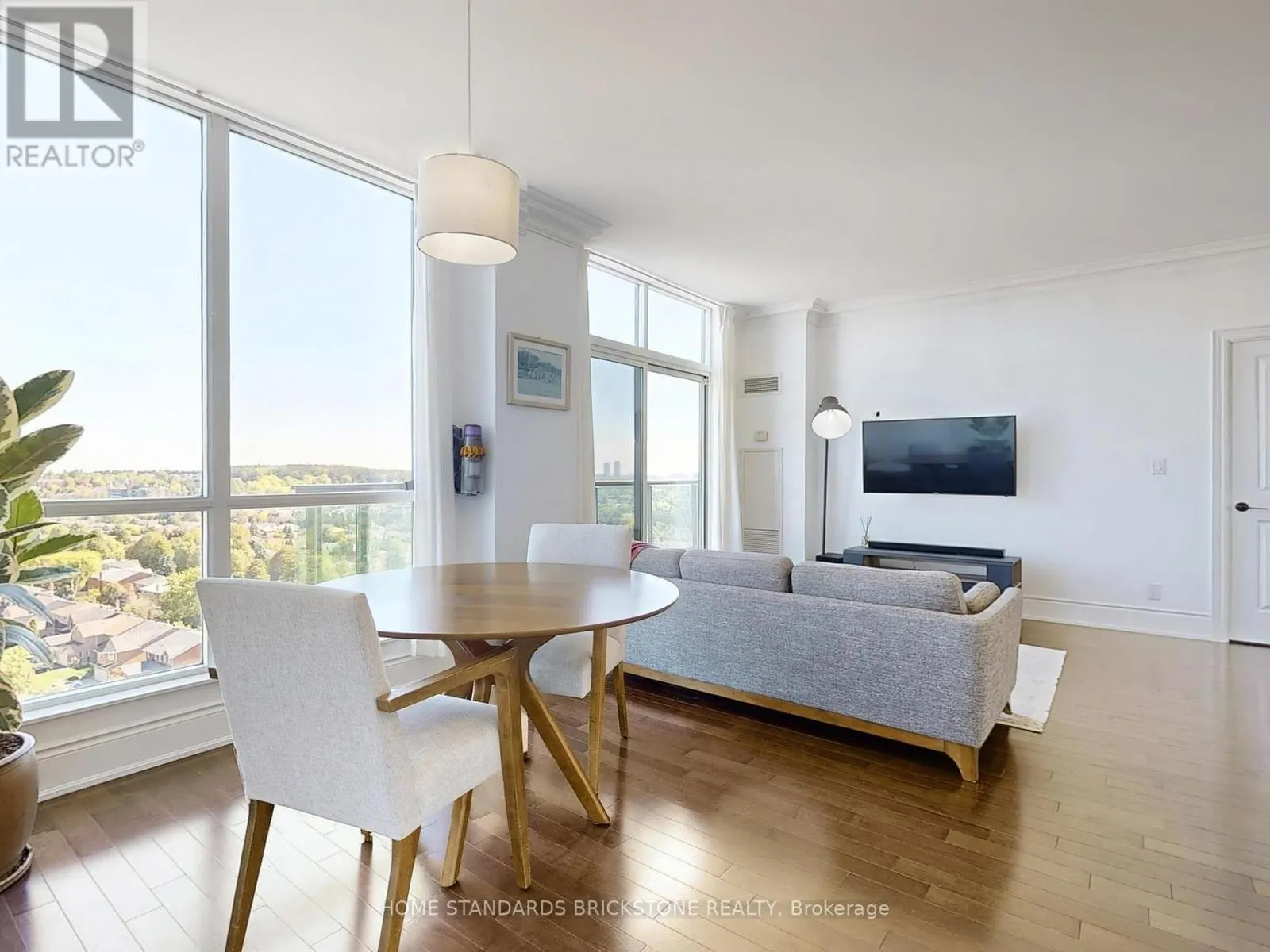 PH211 - 18 HARDING BOULEVARD