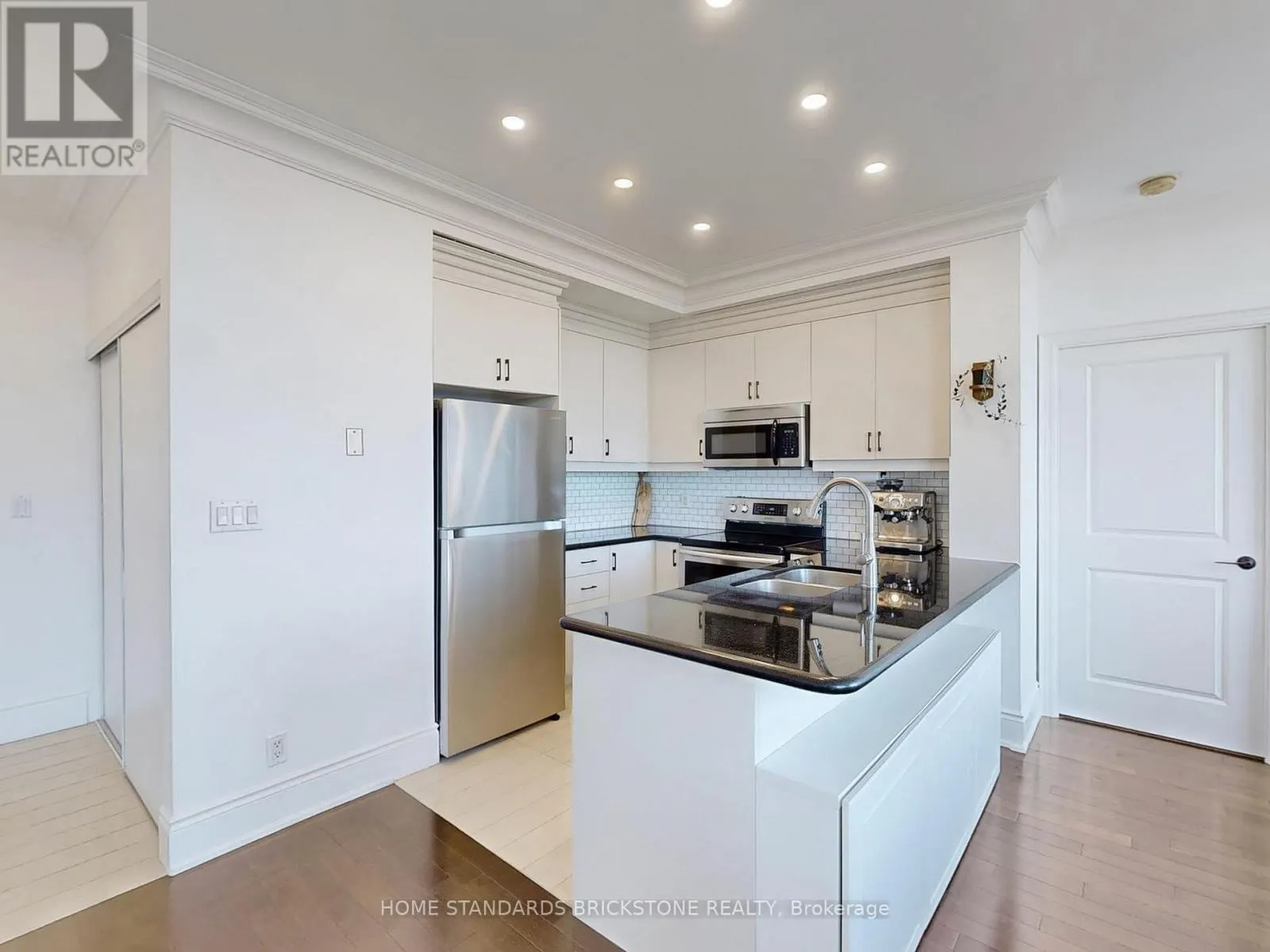 PH211 - 18 HARDING BOULEVARD