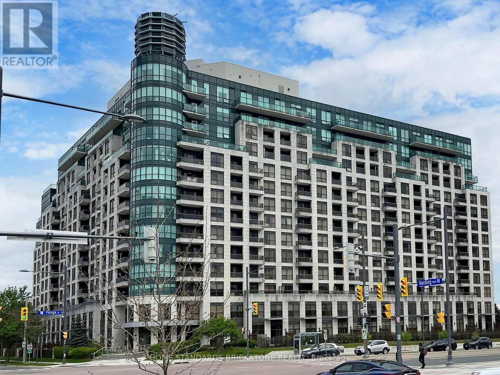 PH211 - 18 HARDING BOULEVARD