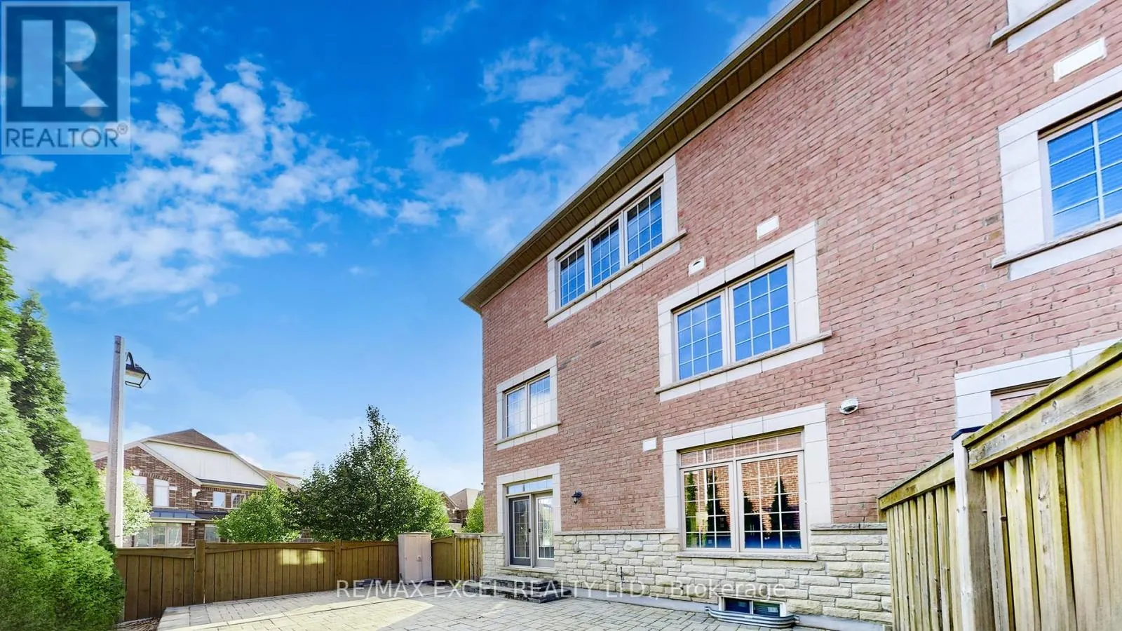 103 LIVING CRES CRESCENT