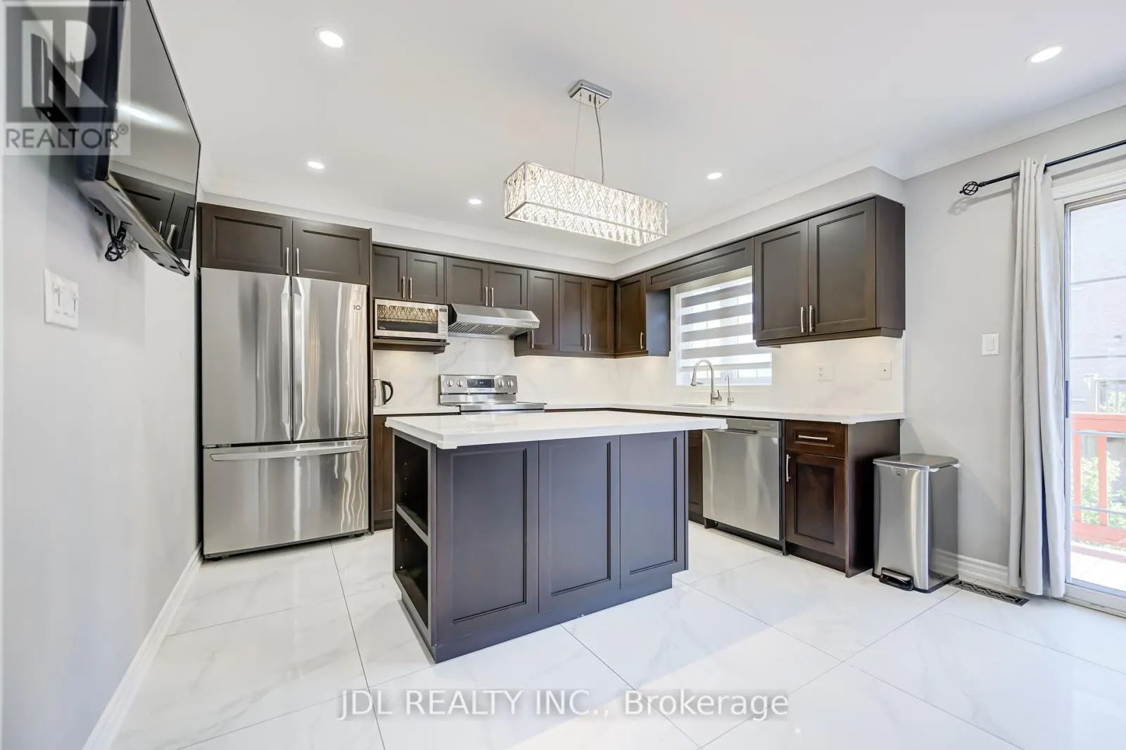 103 THOROUGHBRED WAY