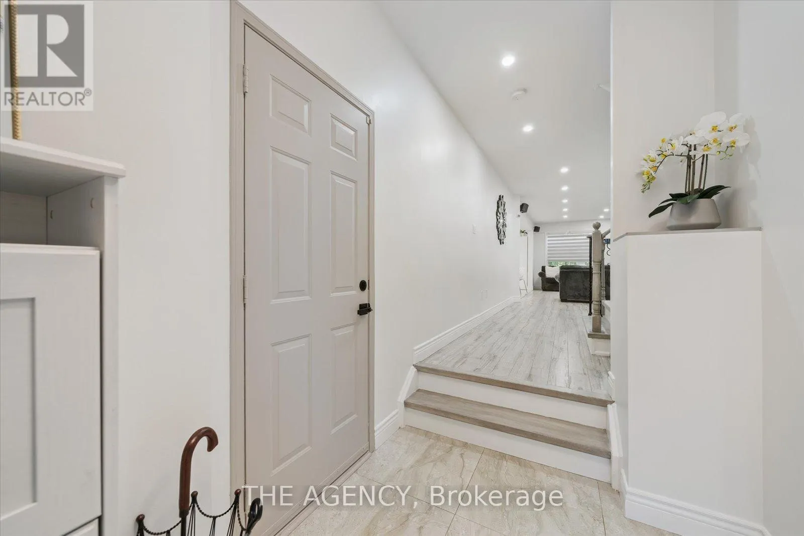 908 OAKTREE CRESCENT