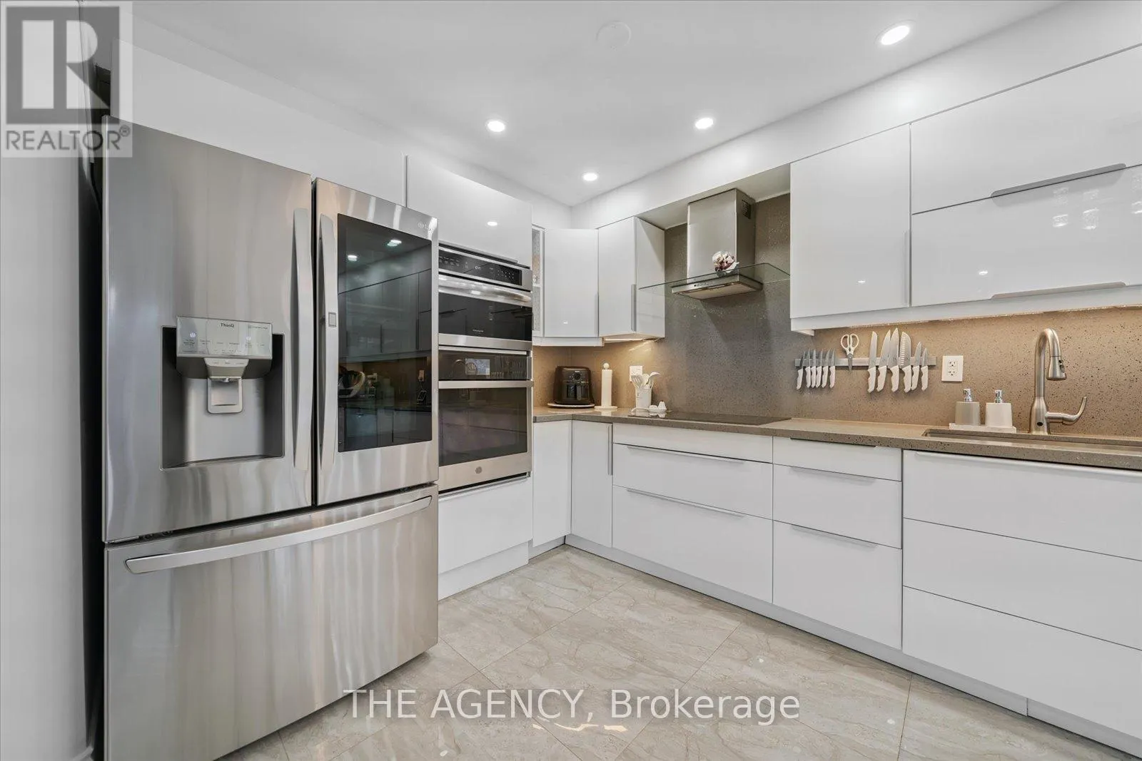 908 OAKTREE CRESCENT