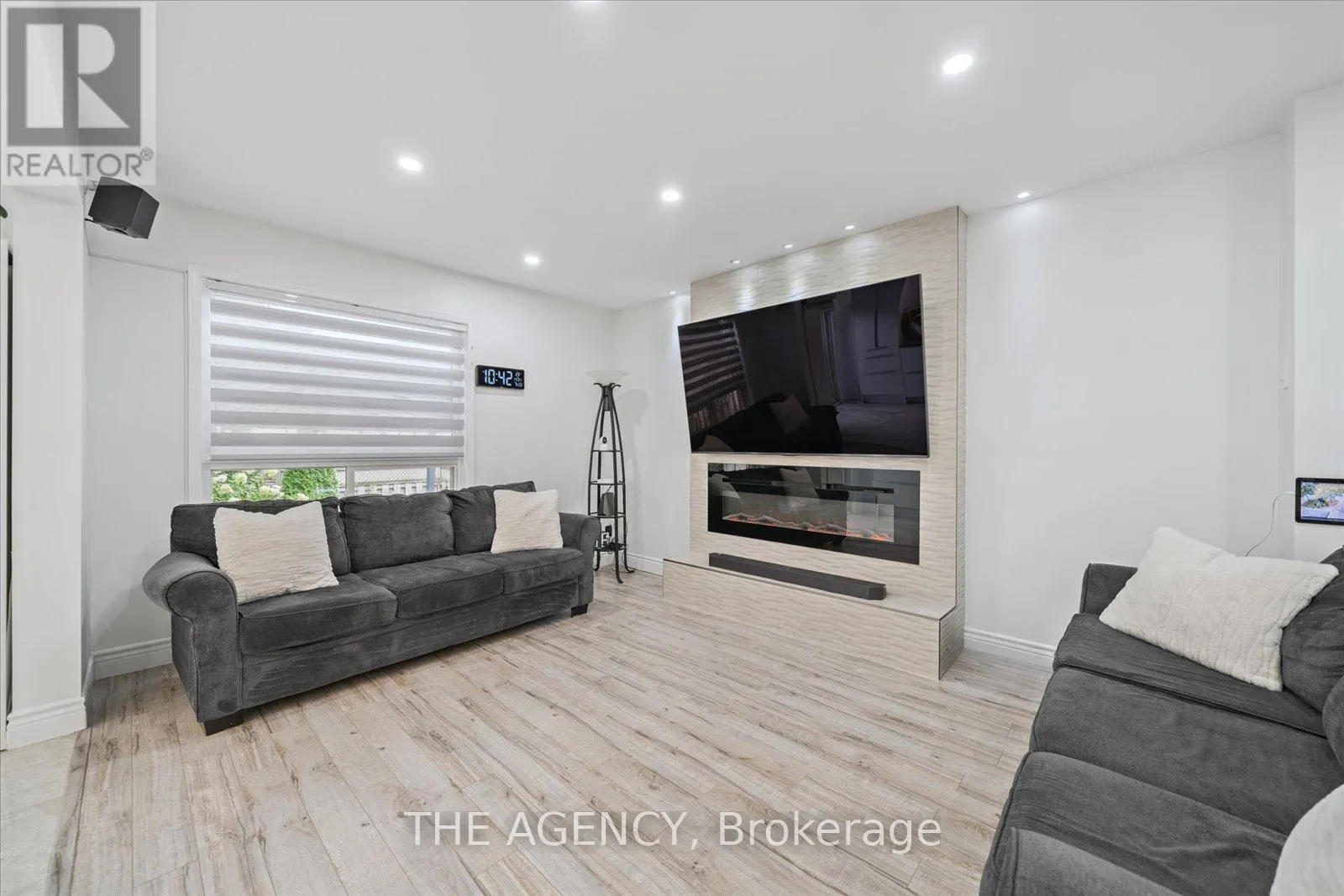908 OAKTREE CRESCENT
