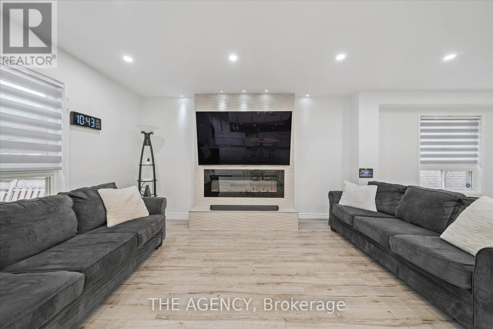 908 OAKTREE CRESCENT