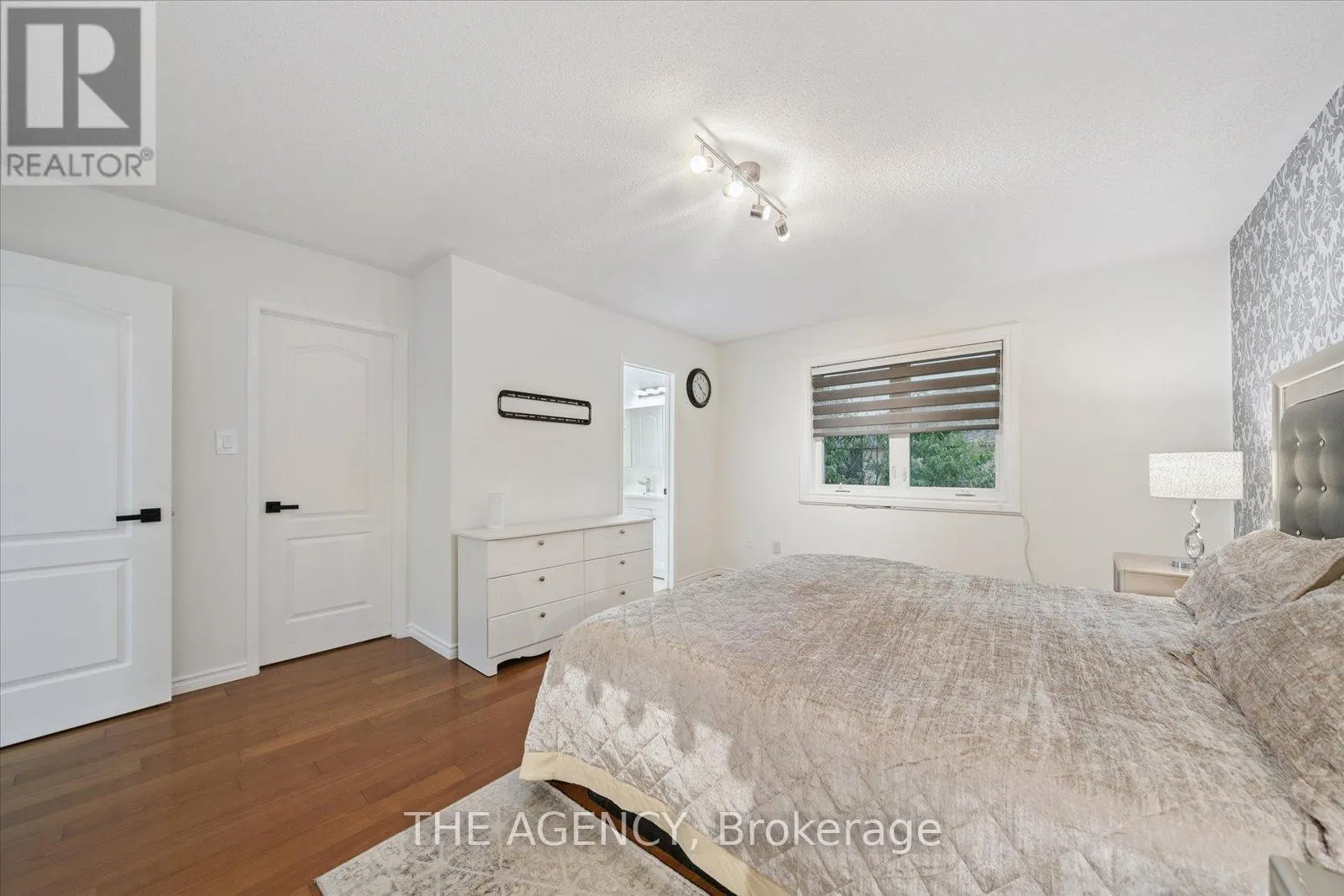 908 OAKTREE CRESCENT