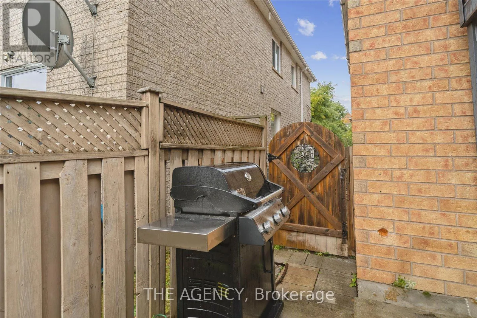 908 OAKTREE CRESCENT