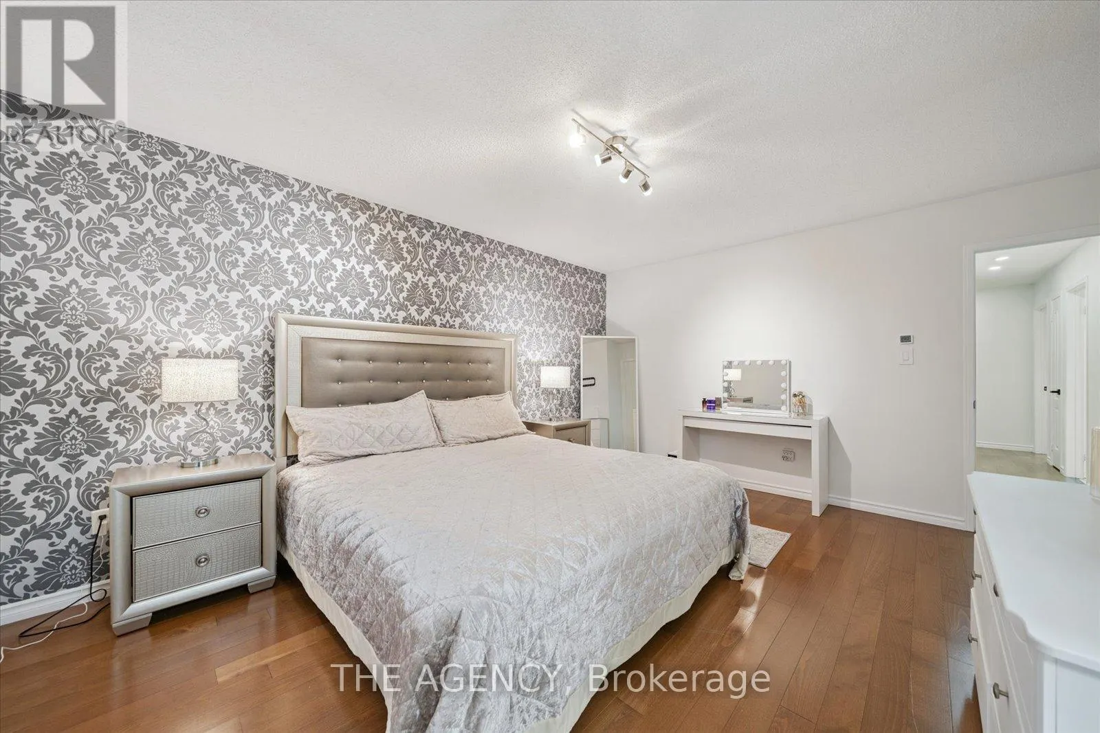 908 OAKTREE CRESCENT