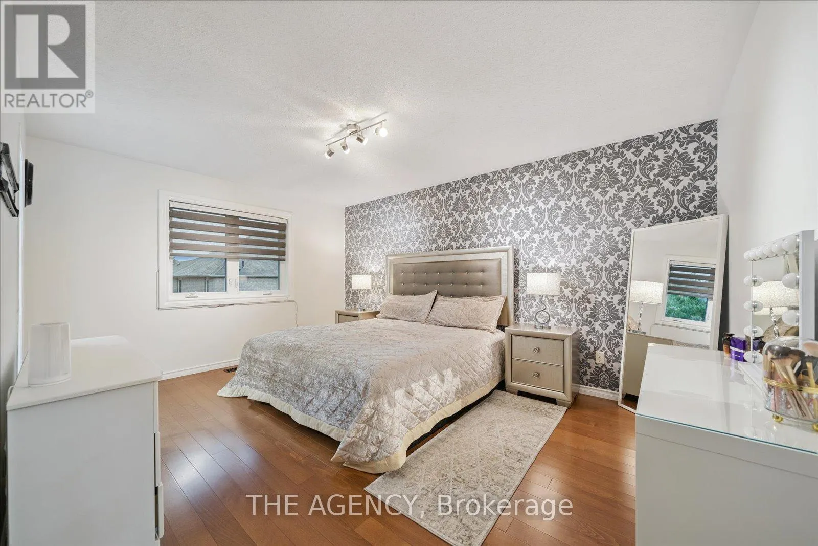 908 OAKTREE CRESCENT