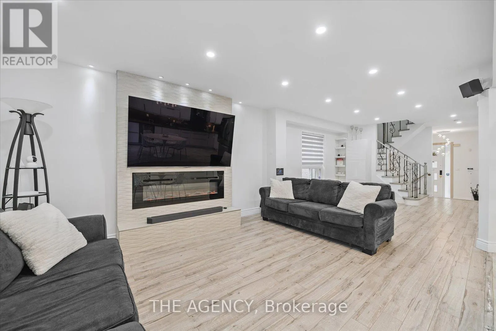 908 OAKTREE CRESCENT