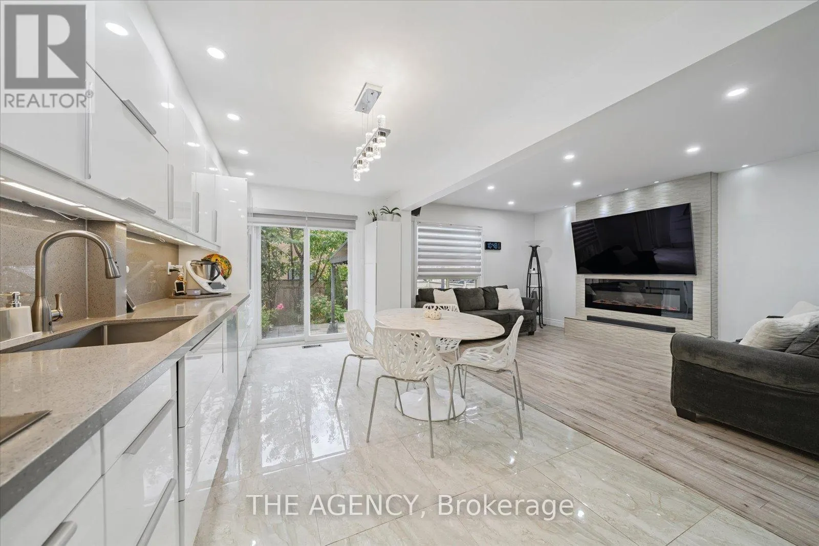 908 OAKTREE CRESCENT
