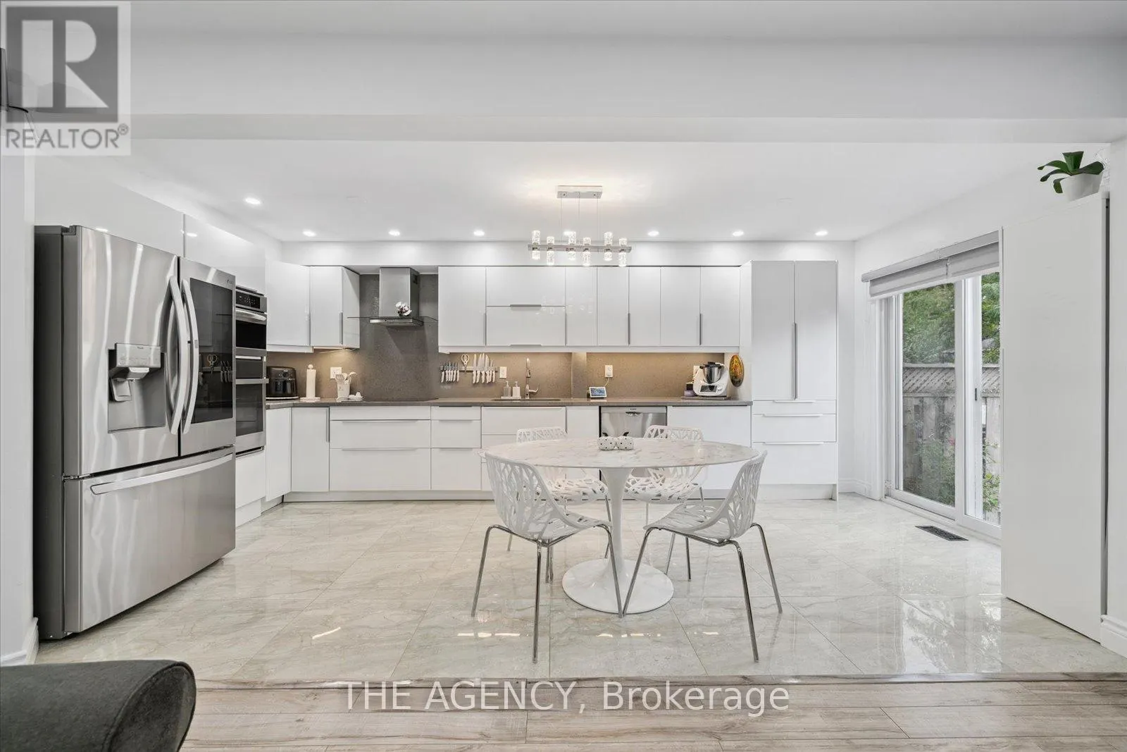 908 OAKTREE CRESCENT