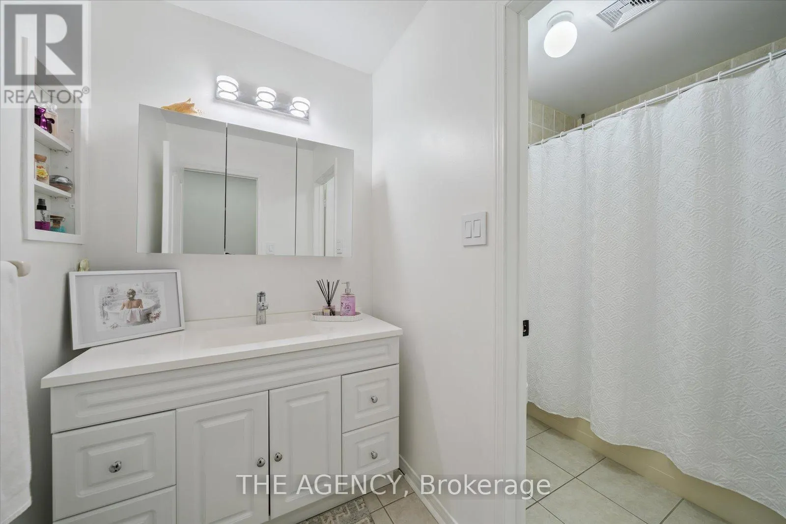 908 OAKTREE CRESCENT