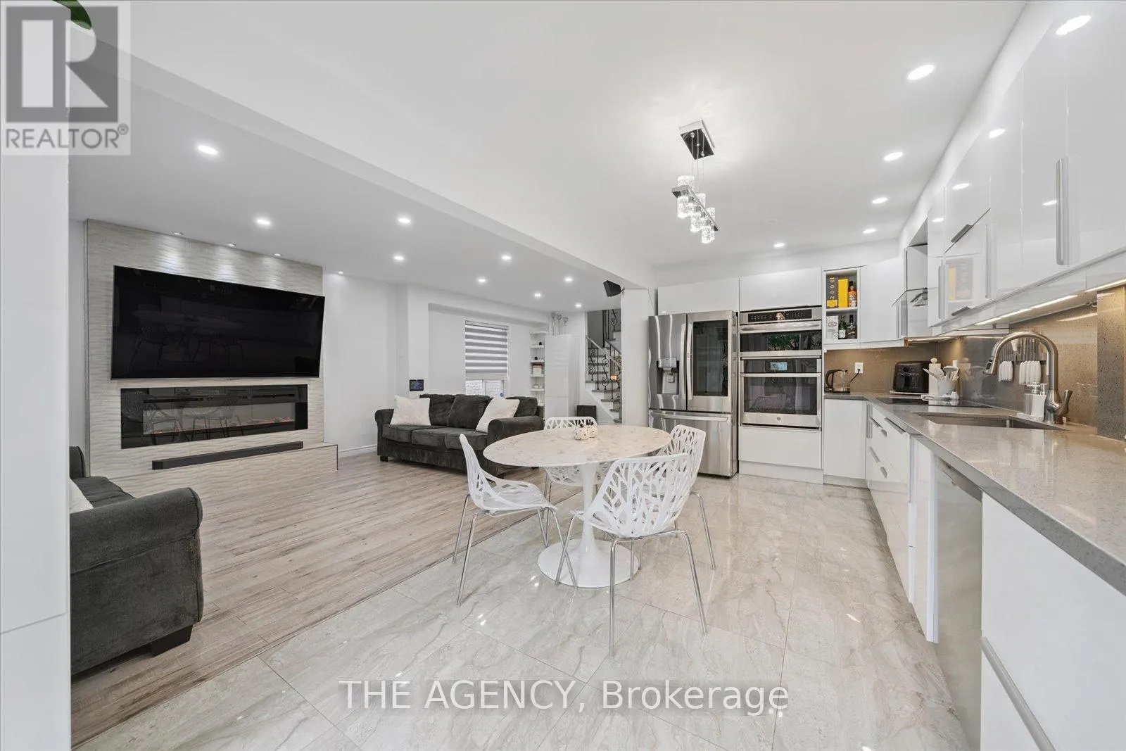 908 OAKTREE CRESCENT