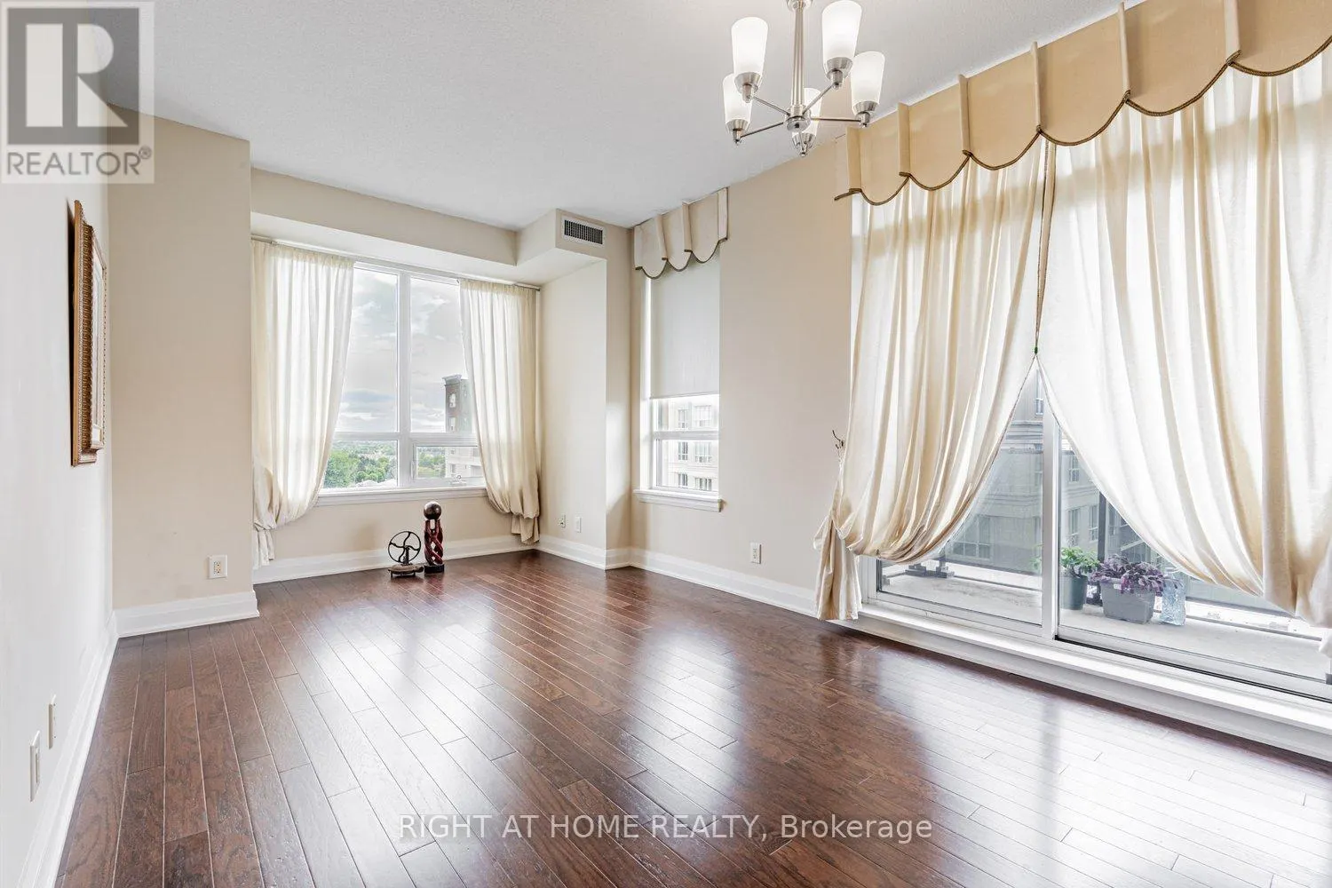 1204 - 520 STEELES AVENUE W